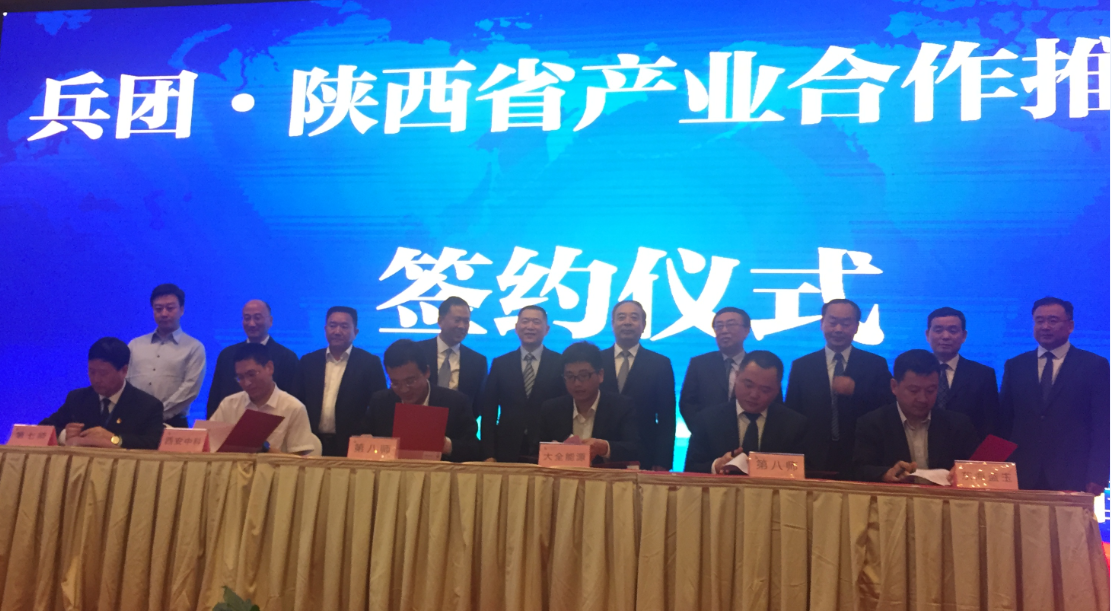 签约现场：（左起一）七师131团党委书记、政委 徐灿湘，（左起二）西安中科生态总经理郭海峰